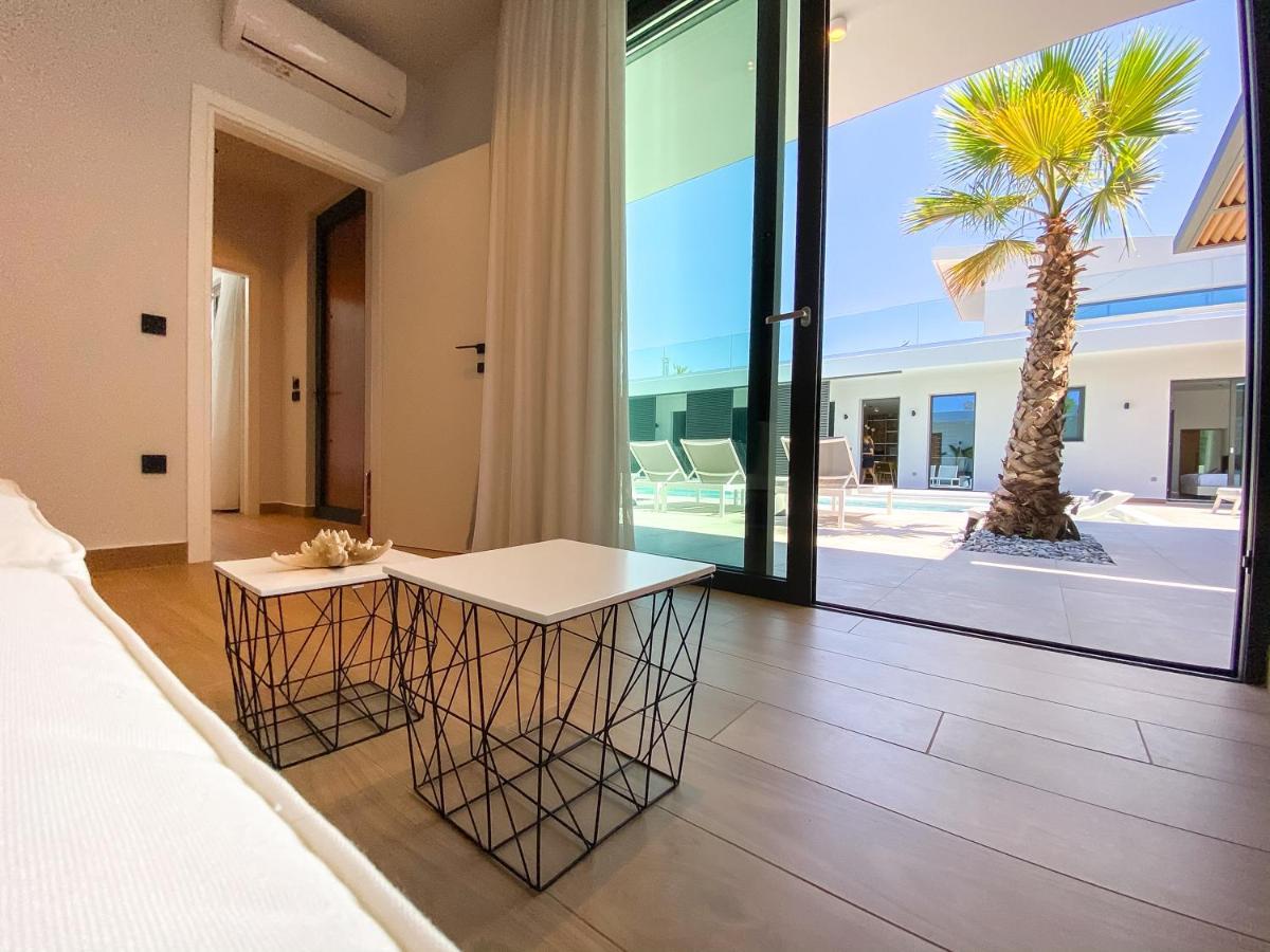 Villa Lydia I Superb Views, Two Pools, Next To The City كيساموس المظهر الخارجي الصورة
